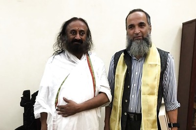 Burhan Wani's Father Met Sri Sri Ravishankar At Bengaluru Ashram
