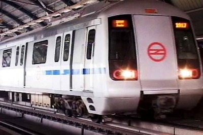 Delhi: Man jumps before Metro train, escapes