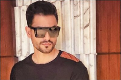 This Video of Kunal Kemmu Crooning to Ranbir Kapoor's Songs Channa Mereya, Kabira is Unmissable