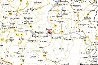 Speeding jeep runs over 2 people sitting by the roadside, driver on the run