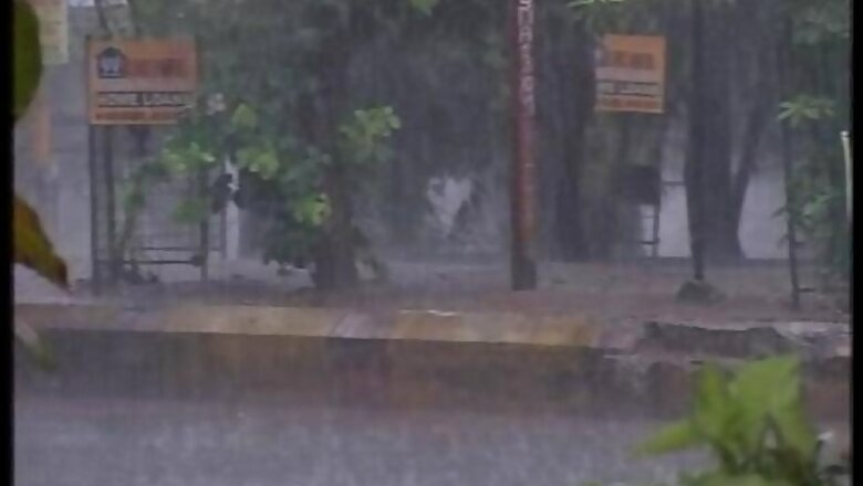 Midnight rains, hailstorm lash parts of Delhi