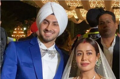 Neha Kakkar Croons Song for Rohanpreet Singh at Their Wedding Reception, Watch Video