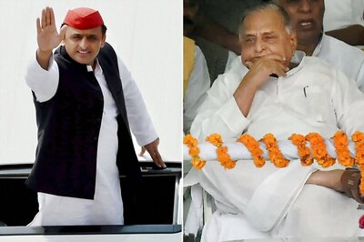 Mulayam, Akhilesh Keep Up Efforts to Claim Samajwadi Party Ownership
