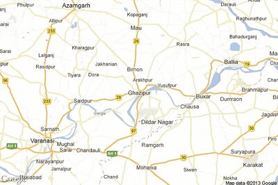 1 killed, 10 injured as jeep hits a tree, overturns