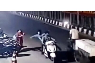 Delhi: 2 Bike-Borne Men Sneak Up Behind Woman, Snatch Mobile and Flee