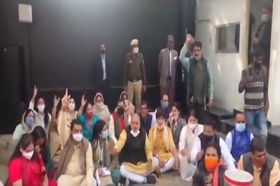 Mayors, Leaders of BJP-led Municipal Corporations Sit on Dharna in Front of Delhi CM House