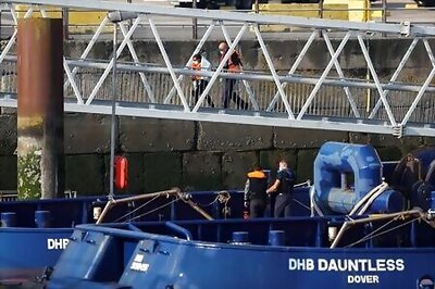 More migrants cross Channel to Britain as political tension rises