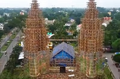 Malaysia Twin Tower-themed Pandal is a Crowd Puller in West Bengal's Kalyani, Watch Video