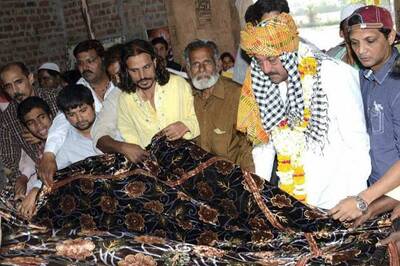 Snapshot: Sanjay Dutt, Sophie Chaudhary, Hema Malini spotted praying