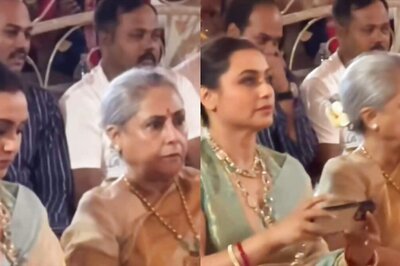 Rani Mukerji Sits on Floor With Cousin Sharbani, Jaya Bachchan Sits Behind Them in Viral Video