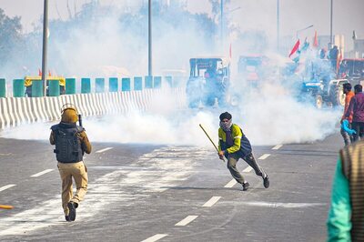 Farmers Protests Turn Violent, Flag Hoisted at Red Fort, Internet Cut in Some Parts: What You Need to Know