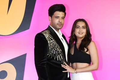 'Kaunsa Romance?': Karan Kundrra Gatecrashes Tejasswi's Interview at Thank You For Coming Screening