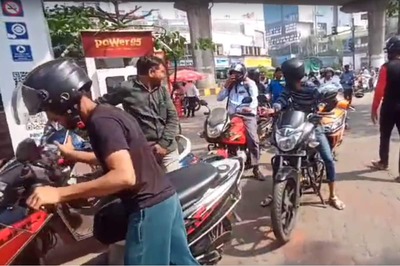 No Cylinders in Hotels, Queue at Petrol Pumps: Mumbai Police Urges People Not To Indulge In Panic Buying; Truck Drivers Call Off Stir