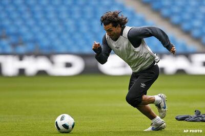 Tevez withdraws transter request, to stay at City