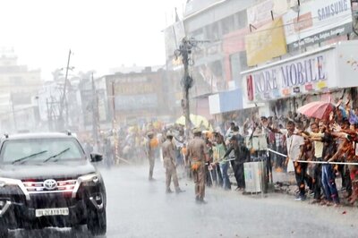 PM Modi Receives Grand Welcome in UP's Gorakhpur As People Queue Up to Greet Him Despite Heavy Rains