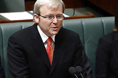 Australian PM visits India to improve ties