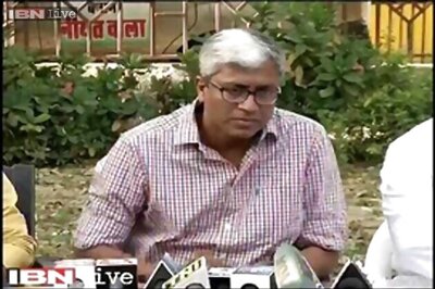 AAP leader Ashutosh cries inconsolably on national TV after being confronted by Gajendra Singh's daughter