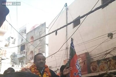 Kiran Bedi's Krishna Nagar roadshow starts without her, Harsh Vardhan energises party supporters