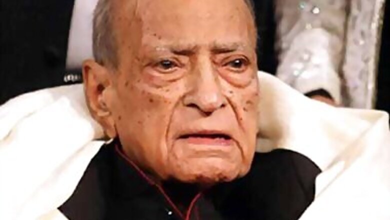 Hangal cremated, Bollywood biggies miss funeral