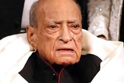 Hangal cremated, Bollywood biggies miss funeral