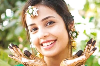 Actors Virajas Kulkarni, Shivani Rangole Look Fabulous in These Wedding Pics