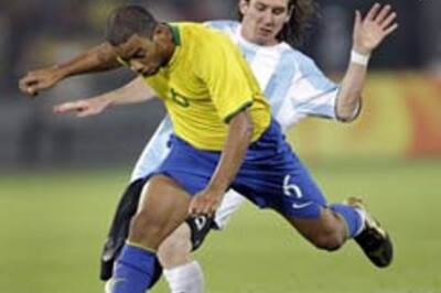 Argentina kicks its way to Football finals