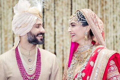 Sonam Kapoor Anand Ahuja Wedding: Newlyweds Cut Cake; Ranveer Singh, Arjun Kapoor Sing Masakali For Bride