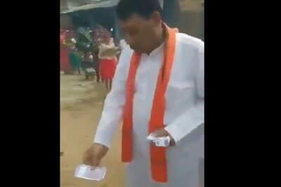 BJP Minister Faces Flak After Video of Him Giving Cash to Locals Goes Viral Ahead of MP By-polls