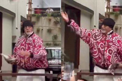Amitabh Bachchan Surprises Fans With Goodies During Sunday Darshan At Jalsa; Watch Viral Video
