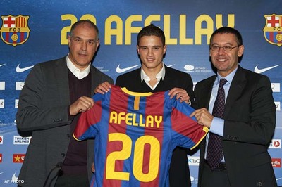 Midfielder Afellay completes Barca move
