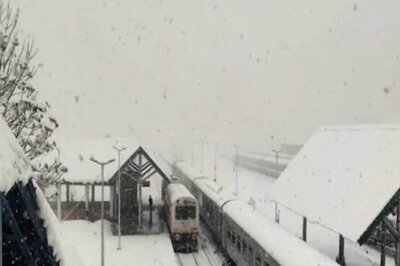 Kashmir Shivers as Min Temp Settles Below Freezing Point; Srinagar Records Season's Coldest Night