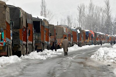 Roads Closed, Supplies Shrinking, Hundreds Stranded: Snowfall in Kashmir Arrests Life for 3rd Day
