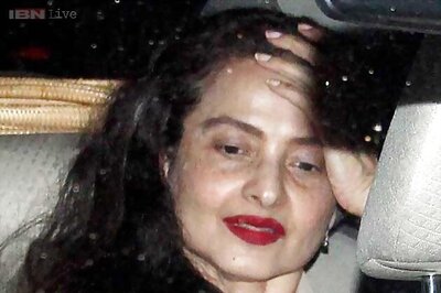 Snapshot: Finally! Rekha wears minimal make-up, looks her age in these photos