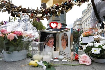Britons Gather at Dawn to Remember Diana 20 Years After Her Death