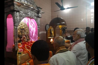 PM Modi offers prayers at Dhakeshwari temple in Bangladesh