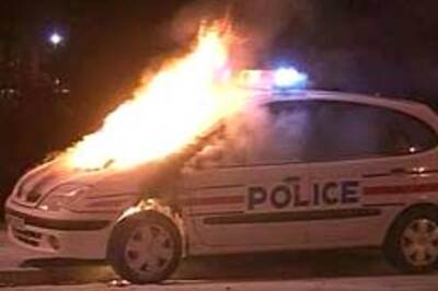 Riots resound in Paris, 30 policemen injured