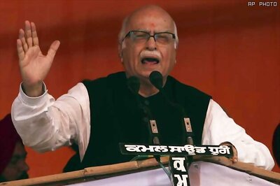 Hand over terrorists to build trust, Advani urges Pak