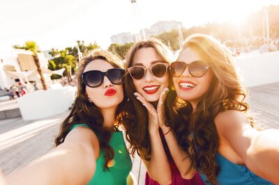 4 Ideas To Host the Perfect Galentine’s Night This V-Day