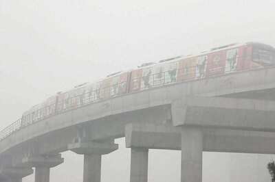 Under Delhi Metro Bridge, Shopkeeper Runs Makeshift School for Over 300 Poor Children