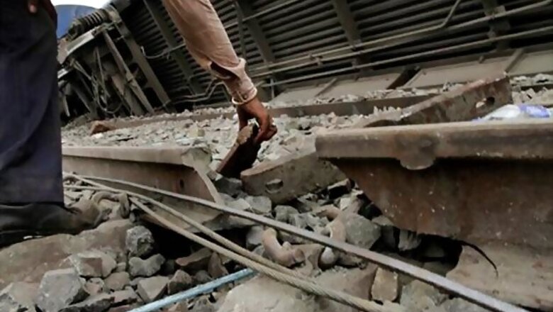 Train carrying army recruits crashes in Egypt, 17 killed