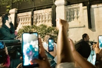 Ayushmann Khurrana Proves He is a True 'SRKian' With This Pic Outside Shah Rukh Khan's Mannat