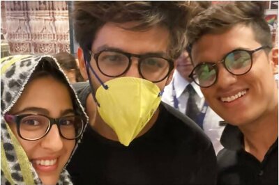 Kartik Aaryan Wears Mask in Selfie with Sara Ali Khan and Fans at Ahmedabad Airport