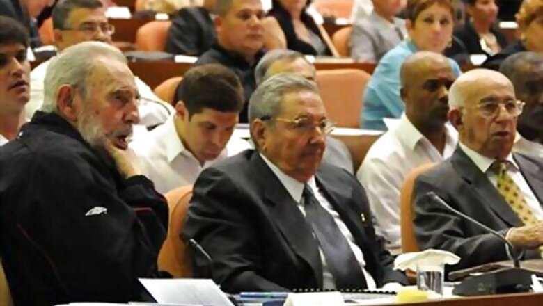 Cuba: Fidel Castro surprises with Parliament appearance