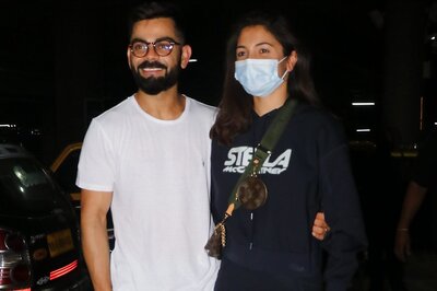 Virat Kohli Takes Anushka Sharma To A Side To Avoid Paparazzi From Taking Pics of Vamika, Watch