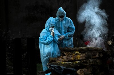 Delhi Crematoriums, Graveyards Struggle to Manage Resources as Covid-19 Kills 409 in Just 13 Days