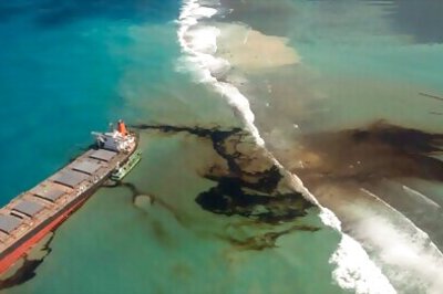 Race in Mauritius to empty oil tanker before it breaks up