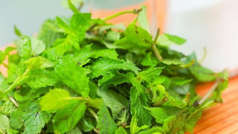 How to Make Traditional Mint Sauce