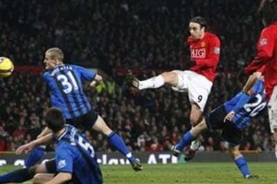 United beat Middlesbrough, narrow the gap