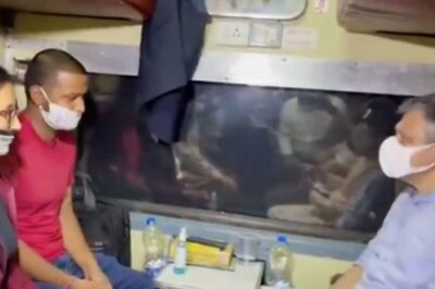 Railway Min Ashwini Vaishnaw Ditches the 'VIP Way', Takes Train to Odisha, Engages Passengers