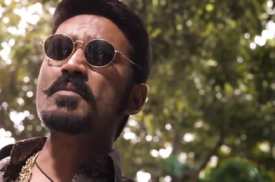 Dhanush presents gold chain to team 'Maari'